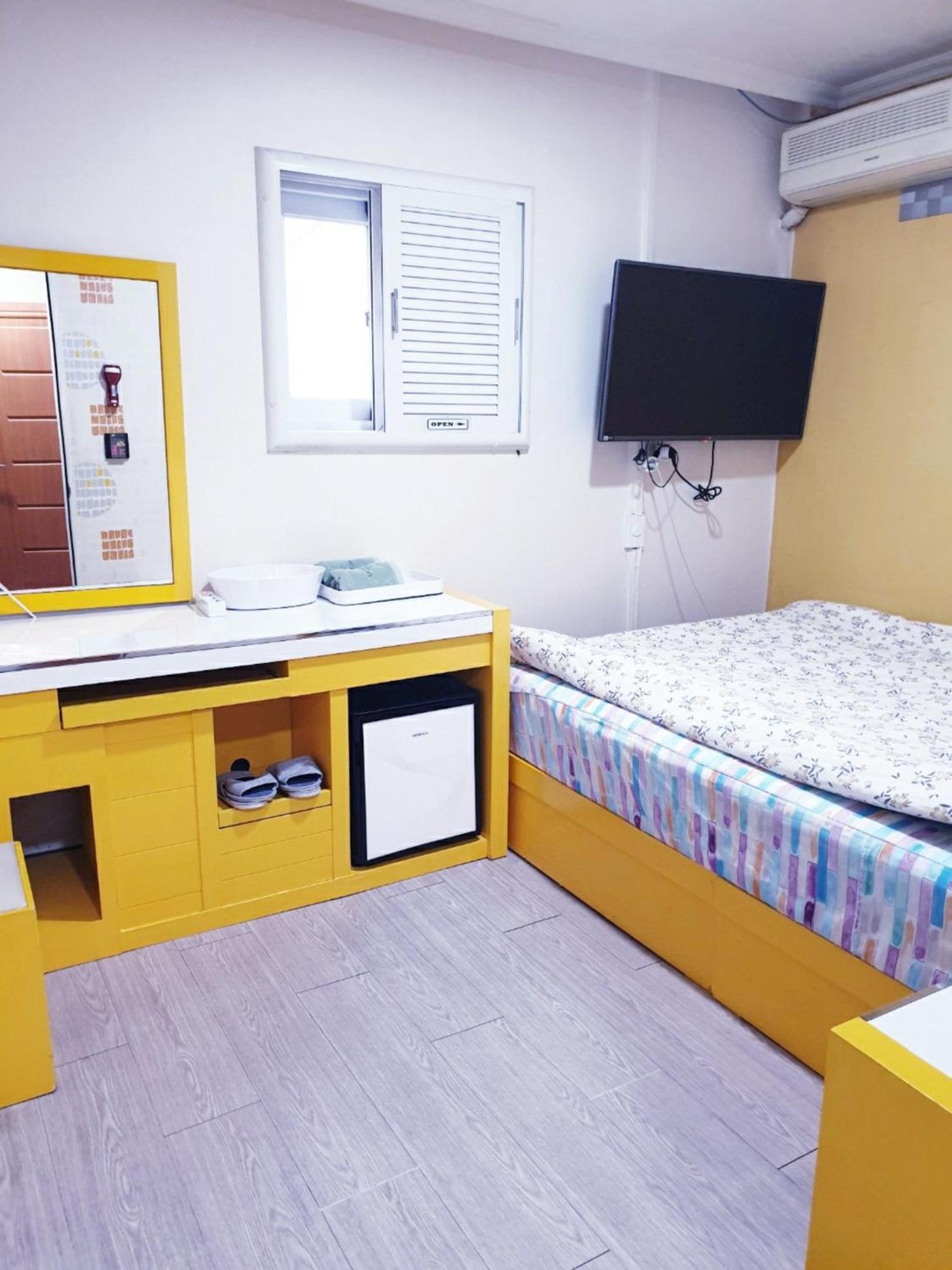 Oppa Hostel Sinchon-Hongdae Сеул Экстерьер фото